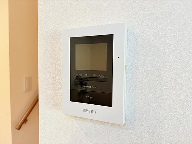【モニター付きインターフォン】来訪者を映像で確認するシンプルな設備ながらセキュリティ効果はマル。最近は録画機能があるタイプも増え、留守中の訪問者も確認できます！