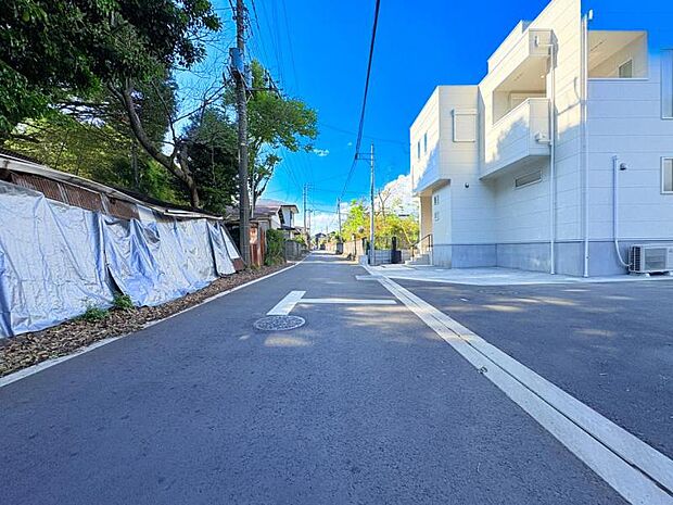 【現地外観】駐車が苦手なママにも嬉しい前面5.4ｍ道路に面した住まい。