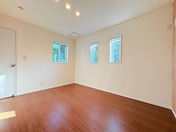 【洋室】二面採光の為室内が明るいです！