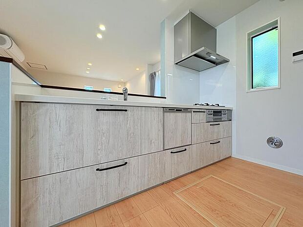 【キッチン】リビングが見渡せる対面キッチンは開放感もあり家事も捗ります！