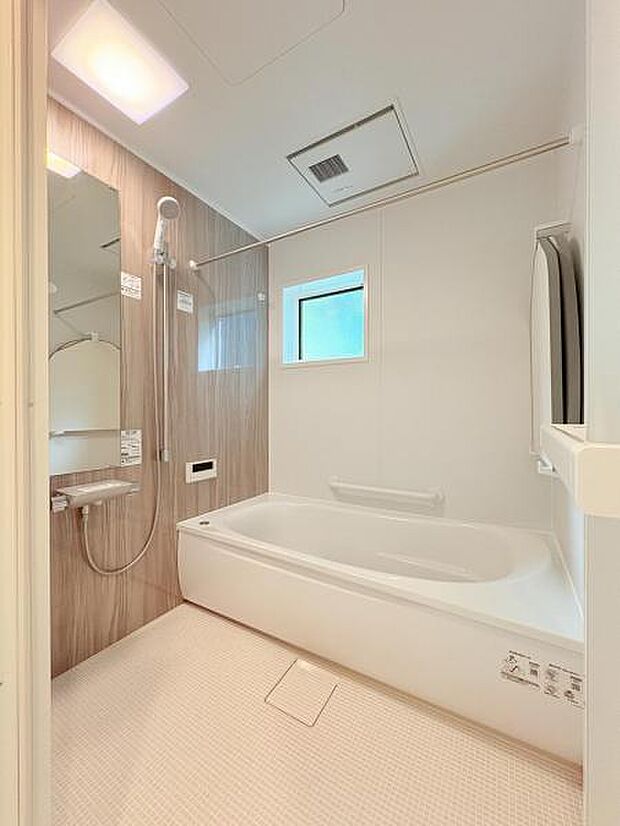 【浴室】ゆったりとした広さがございますので一日の疲れを癒すのに最適です。