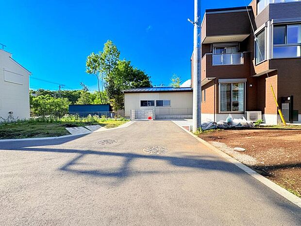 【現地外観】注文住宅仕様の新築戸建が堂々完成しました！是非ご内見ください！