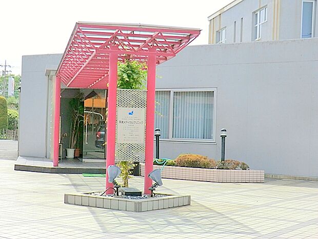 【箕浦メディカルクリニック】　地元密着のお医者さんです。内科以外にも全部で6つも診療してくれる、頼れるクリニックです。