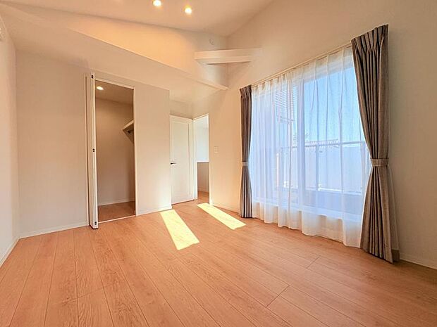 【洋室】収納もしっかりと設けてある為、お部屋の中をすっきりと見せることができます。