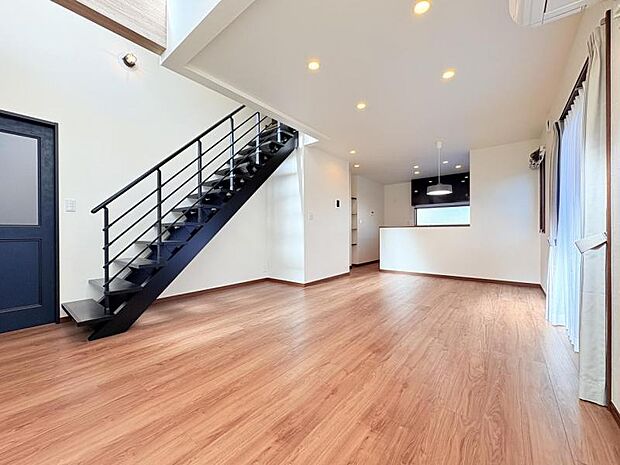 【LDK】広々リビングは家具の配置にも困りません！