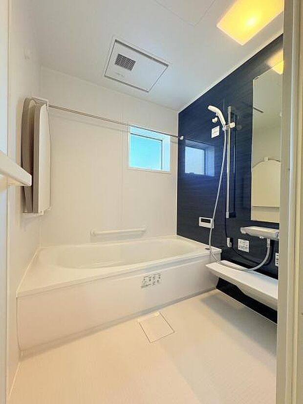 【浴室】ゆったりとした広さがございますので、一日の疲れを癒すのに最適です。