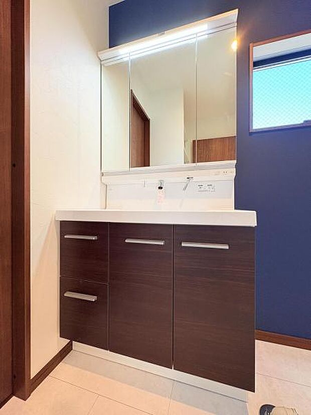 【洗面化粧台】毎日の身支度には欠かせない洗面化粧台、支度時間が重なってしまい準備ができないなど経験ありませんか？そんな時に上手く利用すれば同時にご利用可能です！