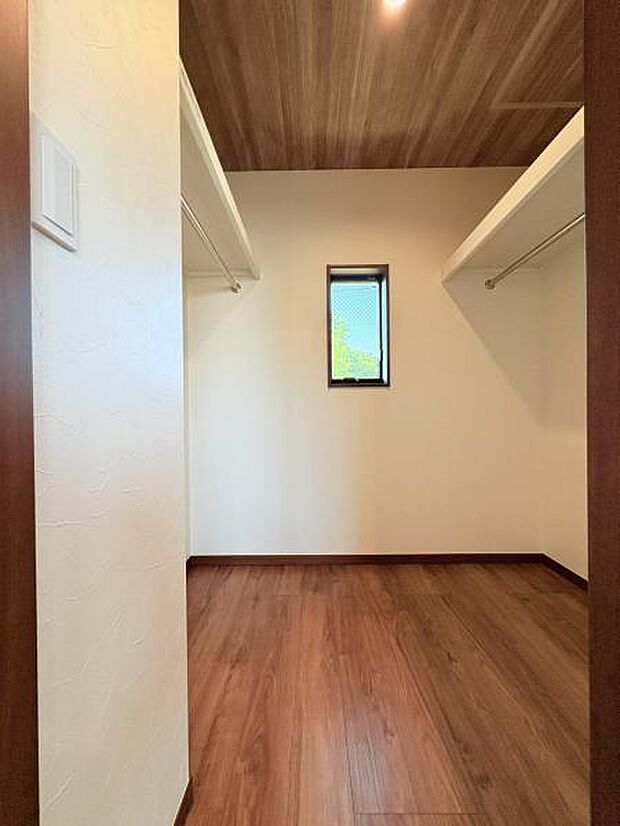 【ウォークインクローゼット】大きな収納力を持つウォークインクローゼット付き。複数で共有して使うこともでき、奥様が独り占めすることも可能です.