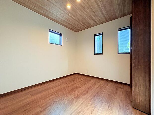 【洋室】二面採光となりますので、お部屋の中が明るいです！