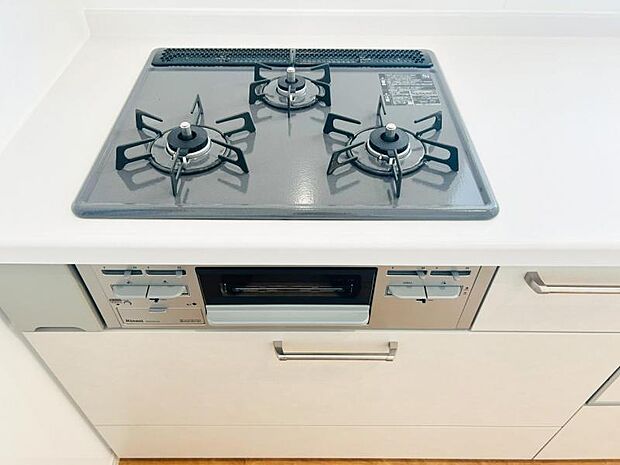 【三ツ口ガスコンロ】煮込み料理をする際にコンロが一つ塞がって他の料理ができなくて時間がかかる！そんな不満を解決してくれる3口コンロは他の調理ができるので捗ります！