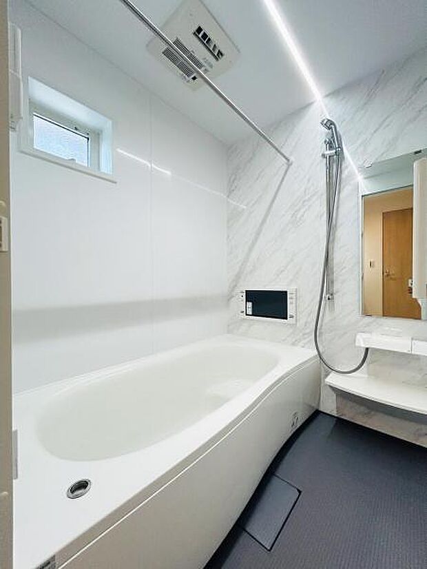 【浴室】一日の疲れを癒してくれる場所なので、快適に過ごして頂く為にゆったりサイズのバスタブを用意しました。是非半身浴をお楽しみ下さい。空気が籠らない様に小窓も設置しております。