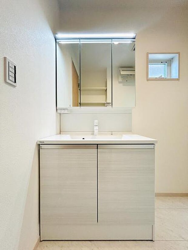 【洗面化粧台】毎日の身支度には欠かせない洗面化粧台、支度時間が重なってしまい準備ができないなど経験ありませんか？そんな時に上手く利用すれば同時にご利用可能です！