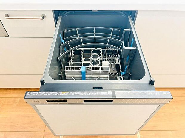 【ビルトイン食洗機】洗浄から乾燥までボタン一つで完結する食洗機付き。大変な洗い物がぐっと短く済みます！
