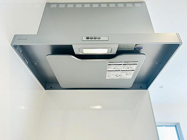 【スリム型レンジフード】稼働時の音が換気扇よりも静か 屋外とダイレクトにつながる換気扇と比べ、音が静かなメリットがあります。