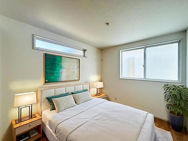 【洋室】木目のフローリングが暖かみのある室内に。明るい寝室で心地のいい朝を迎えられそう。※家具はＣＧ合成の為付属しません。