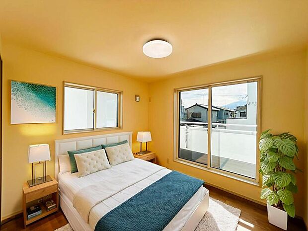 【洋室】木目のフローリングが暖かみのある室内に。明るい寝室で心地のいい朝を迎えられそう。※家具はＣＧ合成の為付属しません。