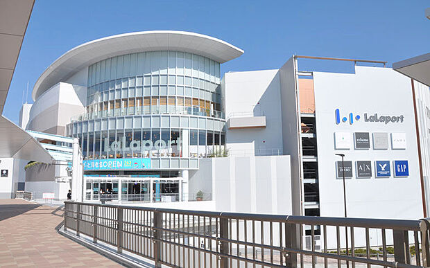 【ららぽーと 海老名】1390m 店内は子連れでもお買い物し易く、無料の遊び場も赤ちゃん休憩室もあります。とても快適です。