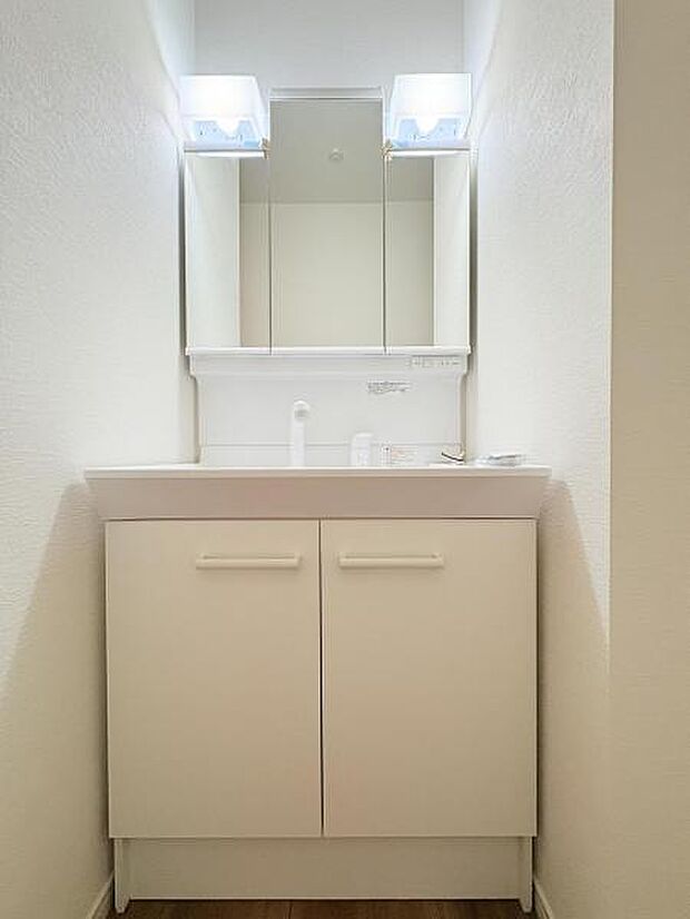 【洗面化粧台】毎日の身支度には欠かせない洗面化粧台、支度時間が重なってしまい準備ができないなど経験ありませんか？そんな時に上手く利用すれば同時にご利用可能です！