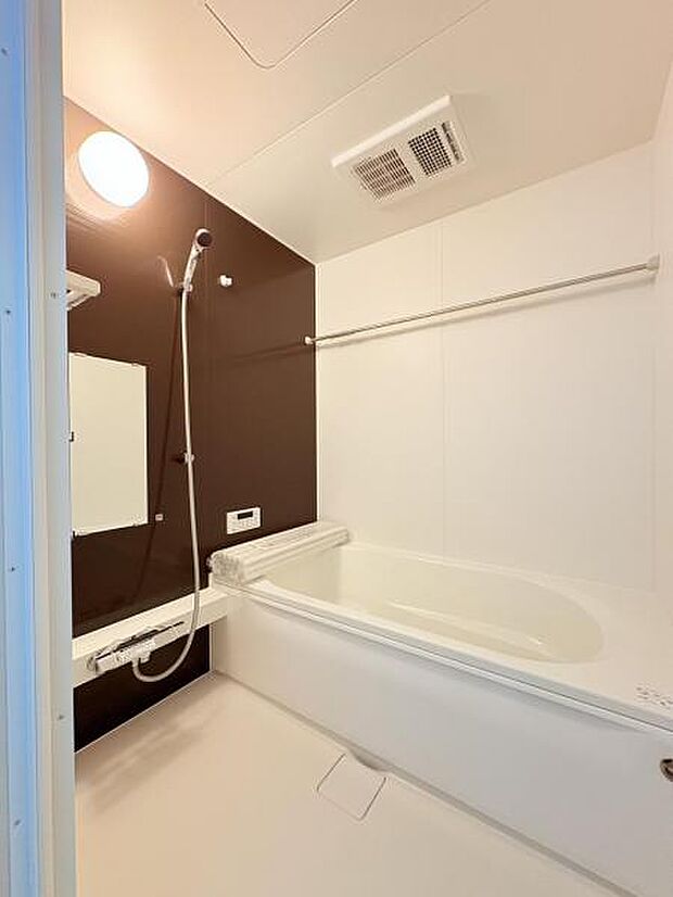 【浴室】一坪タイプとなりますので、一日の疲れを癒すのに最適です。