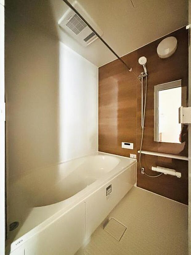 【浴室】一日の疲れを癒してくれる場所なので、快適に過ごして頂く為にゆったりサイズのバスタブを用意しました。