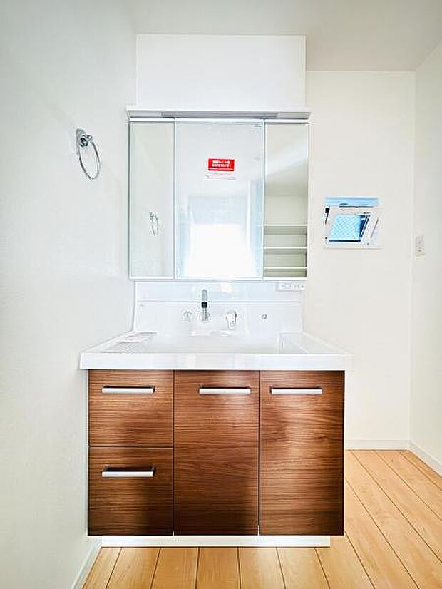 【洗面化粧台】毎日の身支度には欠かせない洗面化粧台、支度時間が重なってしまい準備ができないなど経験ありませんか？そんな時に上手く利用すれば同時にご利用可能です！