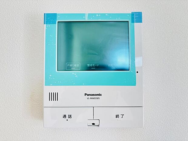 【モニター付きインターフォン】来訪者を映像で確認するシンプルな設備ながらセキュリティ効果はマル。最近は録画機能があるタイプも増え、留守中の訪問者も確認できます！