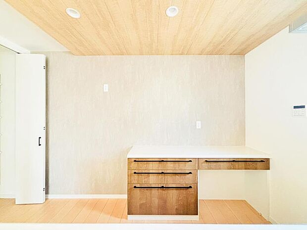 【カップボード（食器棚）】キッチン同メーカーのカップボードを標準設置。リビングから見える部分もキッチンと同じパネルなのでお洒落に見えます。