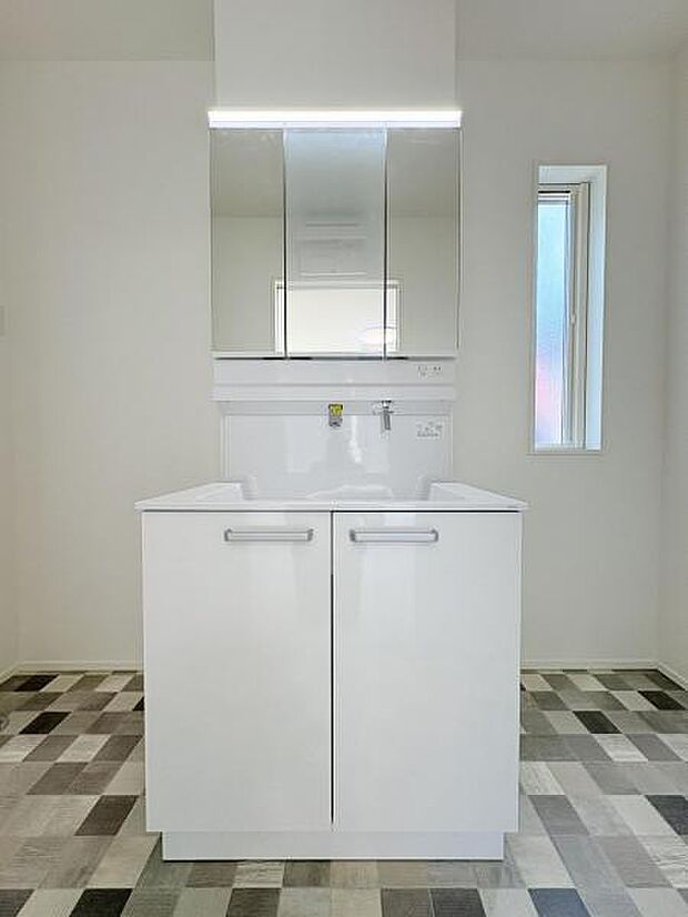 【洗面化粧台】毎日の身支度には欠かせない洗面化粧台、支度時間が重なってしまい準備ができないなど経験ありませんか？そんな時に上手く利用すれば同時にご利用可能です！