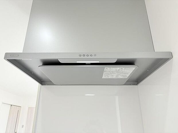 【スリム型レンジフード】稼働時の音が換気扇よりも静か 屋外とダイレクトにつながる換気扇と比べ、音が静かなメリットがあります。