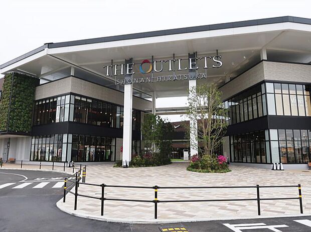 【ジ・アウトレット湘南平塚】3710ｍ　平塚に新しくオープンしたアウトレット。駐車場はとても広くて無料なので助かります。御殿場アウトレットを非常にコンパクトにした感じです。