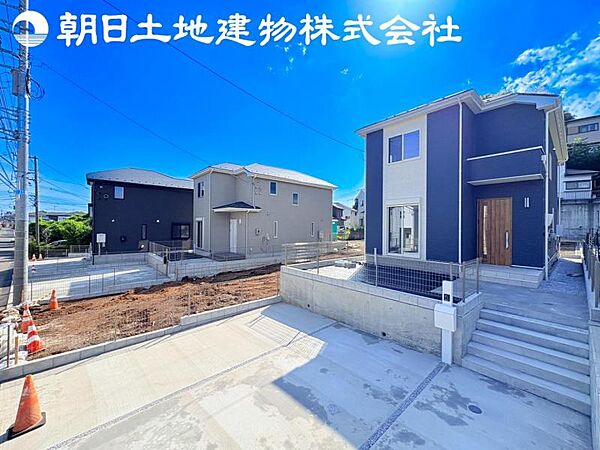 【外観写真】カースペースを広く設けてあり、建物は注文住宅グレードのお家となります。是非ご内見ください！
