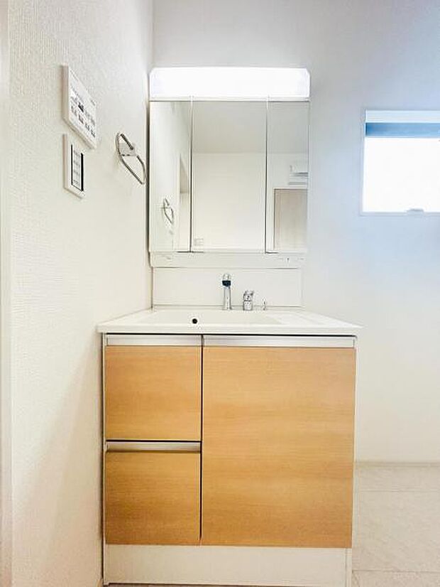 【洗面化粧台】毎日の身支度には欠かせない洗面化粧台、支度時間が重なってしまい準備ができないなど経験ありませんか？そんな時に上手く利用すれば同時にご利用可能です！