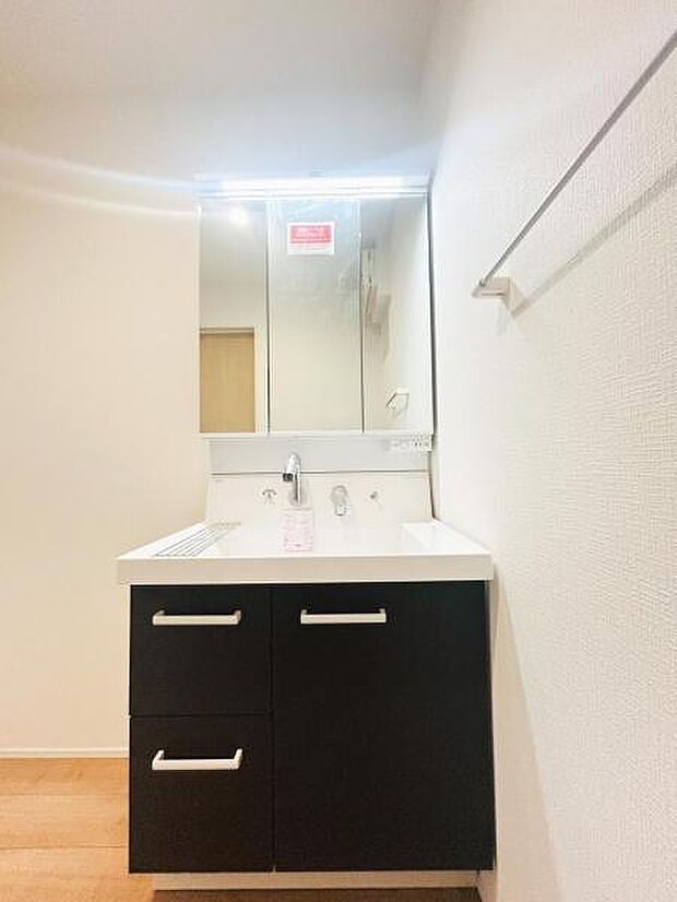 【洗面化粧台】毎日の身支度には欠かせない洗面化粧台、支度時間が重なってしまい準備ができないなど経験ありませんか?そんな時に上手く利用すれば同時にご利用可能です!