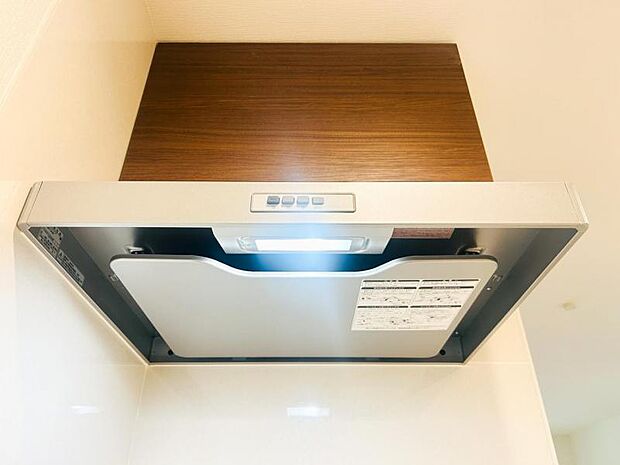 【スリム型レンジフード】稼働時の音が換気扇よりも静か 屋外とダイレクトにつながる換気扇と比べ、音が静かなメリットがあります。