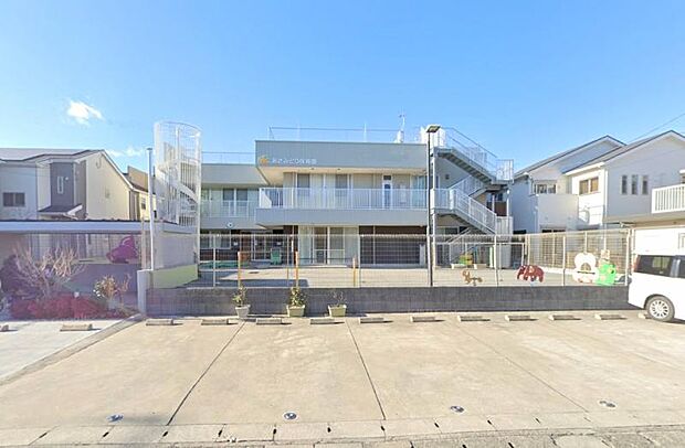 【あさみどり保育園】480m 施設がきれいでオートロックなどの防犯面も優れています。駐車場もあり通園に便利です。