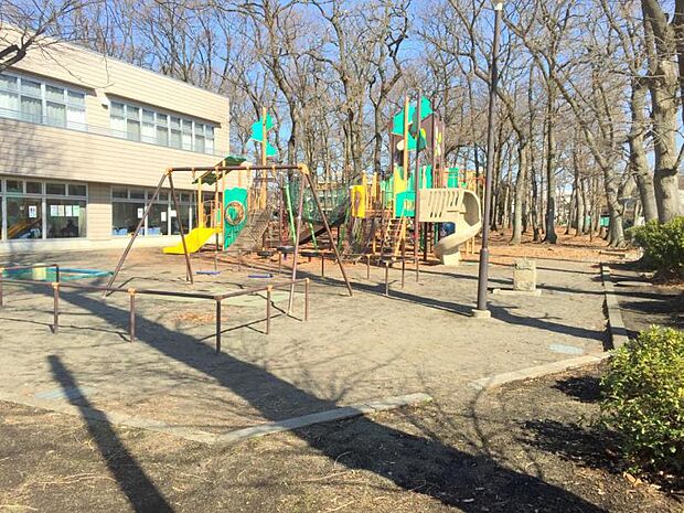 【林間公園】620m 遊具もあり、木漏れ日が気持ち良い公園です。秋はいっぱいの落ち葉とどんぐり拾いもできます。