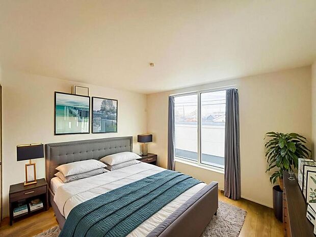 【洋室】木目のフローリングが暖かみのある室内に。明るい寝室で心地のいい朝を迎えられそう。※家具はCG合成の為付属しません。