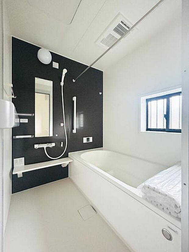 【浴室】一日の疲れを癒してくれる場所なので、快適に過ごして頂く為にゆったりサイズのバスタブを用意しました。是非半身浴をお楽しみ下さい。空気が籠らない様に小窓も設置しております。