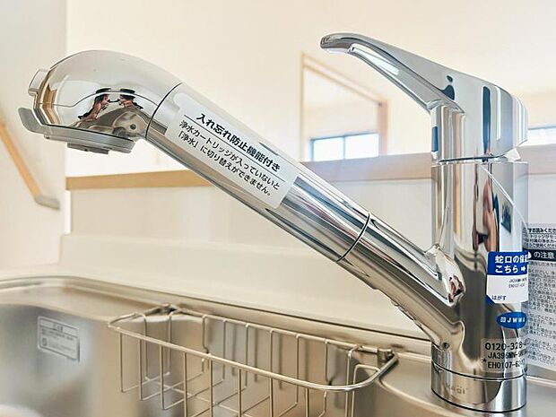 【浄水器一体型水栓】浄水器付きでおいしい水をいつでも手軽に使えます。飲み水やお料理にも安心ですね。