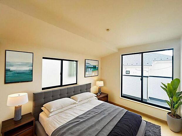 【洋室】木目のフローリングが暖かみのある室内に。明るい寝室で心地のいい朝を迎えられそう。※家具はCG合成の為付属しません。