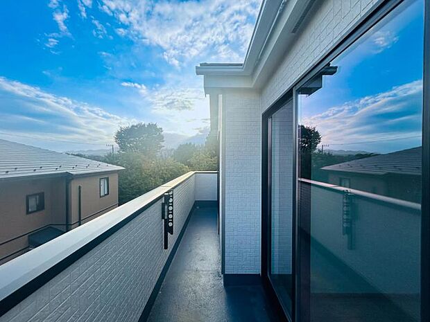 【バルコニー】周辺に高い建物がない為、開放感があります!