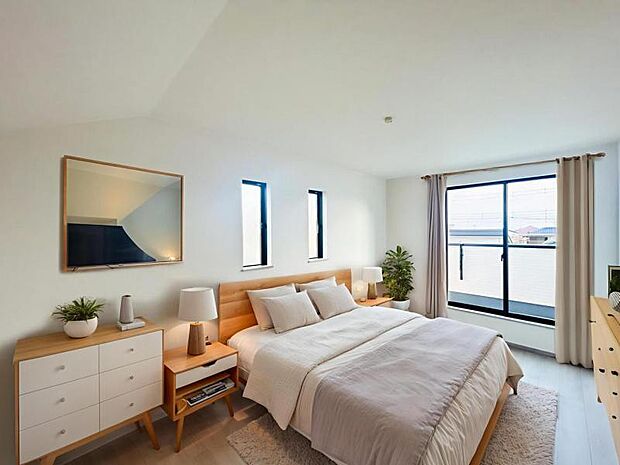 【洋室】木目のフローリングが暖かみのある室内に。明るい寝室で心地のいい朝を迎えられそう。※家具はCG合成の為付属しません。