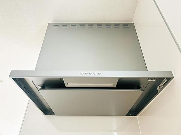 【スリム型レンジフード】稼働時の音が換気扇よりも静か 屋外とダイレクトにつながる換気扇と比べ、音が静かなメリットがあります。