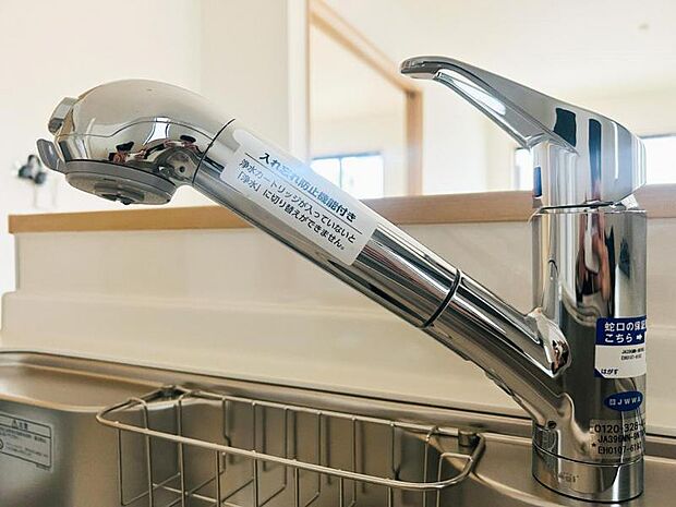 【浄水器一体型水栓】浄水器付きでおいしい水をいつでも手軽に使えます。飲み水やお料理にも安心ですね。
