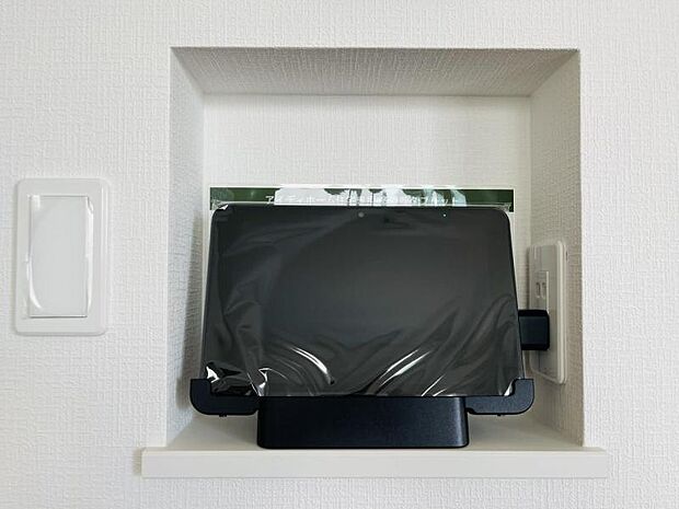 【モニター付きインターフォン】来訪者を映像で確認するシンプルな設備ながらセキュリティ効果はマル。最近は録画機能があるタイプも増え、留守中の訪問者も確認できます！