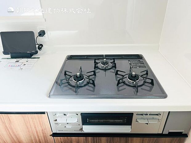 【三ツ口ガスコンロ】煮込み料理をする際にコンロが一つ塞がって他の料理ができなくて時間がかかる！そんな不満を解決してくれる3口コンロは他の調理ができるので捗ります！