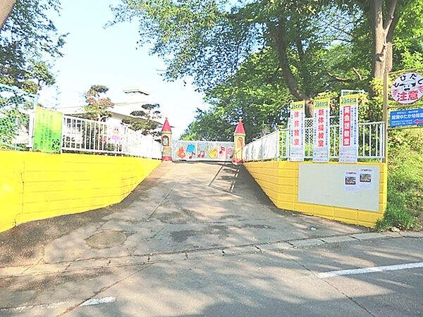 【綾瀬ゆたか幼稚園】150ｍ　かしわ台駅より徒歩で20分くらいの幼稚園です。校庭にはアスレチックがあったり、大きなキジが飼われていたり、緑や動物ともふれあえる幼稚園です。