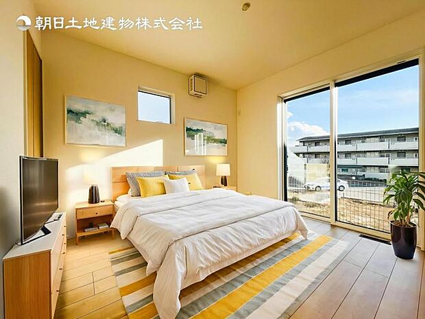【洋室】木目のフローリングが暖かみのある室内に。明るい寝室で心地のいい朝を迎えられそう。※家具はCG合成の為付属しません。