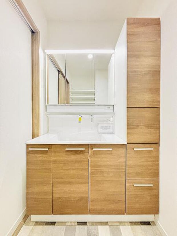 【洗面化粧台】毎日の身支度には欠かせない洗面化粧台、支度時間が重なってしまい準備ができないなど経験ありませんか？そんな時に上手く利用すれば同時にご利用可能です！