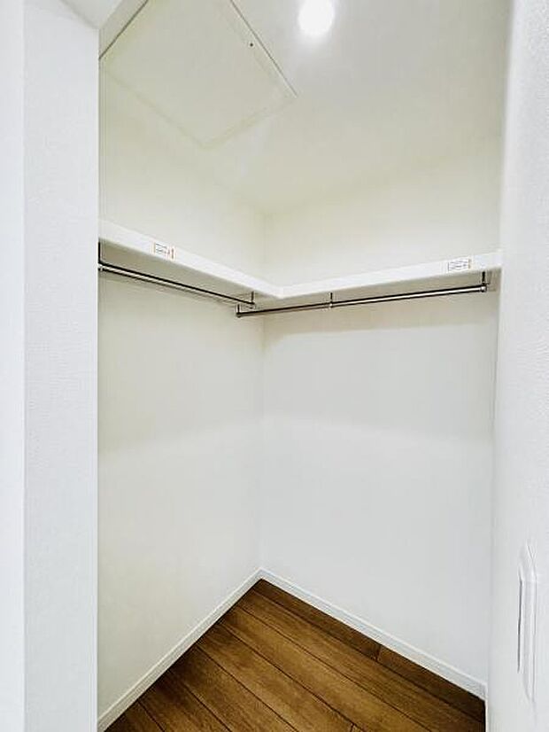 【ウォークインクローゼット】大きな収納力を持つウォークインクローゼット付き。複数で共有して使うこともでき、奥様が独り占めすることも可能です！